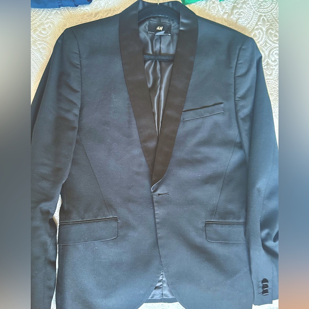 TUXEDO JACKET 38R Slim fit from HM.Very beautiful and elegant .Looks likes new